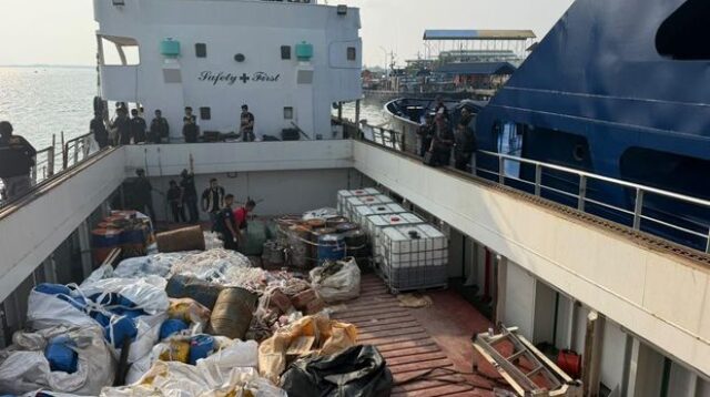 bnn-bea-cukai-dan-polda-kepri-mengamankan-kapal-mv-ocean-porter-yang-mengangkut-26-ton-narkotika-cair-di-perairan-tanjung-pari-1787050885197_169
