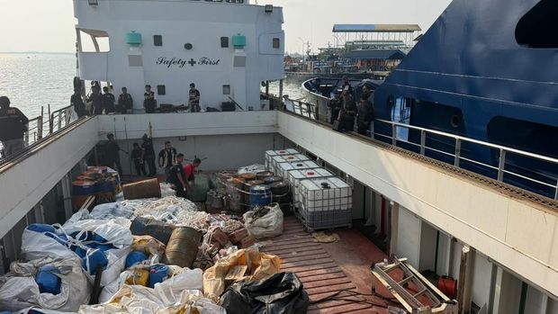 bnn-bea-cukai-dan-polda-kepri-mengamankan-kapal-mv-ocean-porter-yang-mengangkut-26-ton-narkotika-cair-di-perairan-tanjung-pari-1787050885197_169